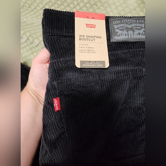 ✨️NWT✨️ Levi's 315 Shaping Boot Cut, Black Corduroy, Size 32 x 30 - Picture 2 of 7